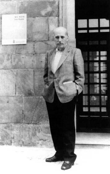 Juan Barjola ante las puertas del museo de Gijón 